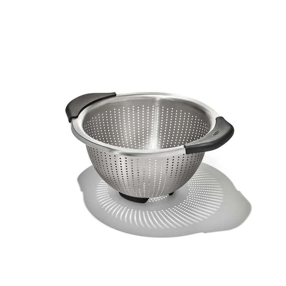 oxo-good-grips-passoire-en-acier-inoxydable-2-8-l-poign-es-antid-rapantes-sur-le image 1
