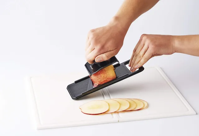 mastrad-mini-mandoline-noire-lame-fixe-inox-tranches-fines-et-r-guli-res-poussoi image 1