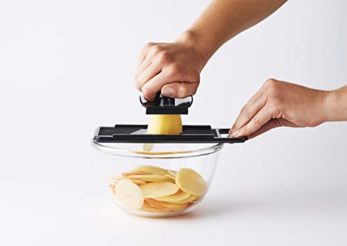 mastrad-mini-mandoline-noire-lame-fixe-inox-tranches-fines-et-r-guli-res-poussoi image 8