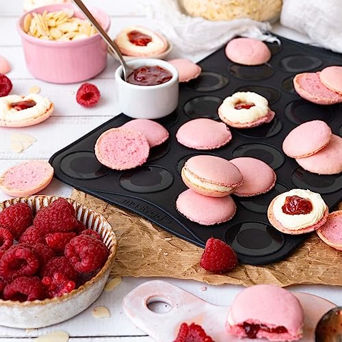 mastrad-f45514-feuille-de-cuisson-macarons-silicone-lot-de-2-25-empreintes-de-4- image 4