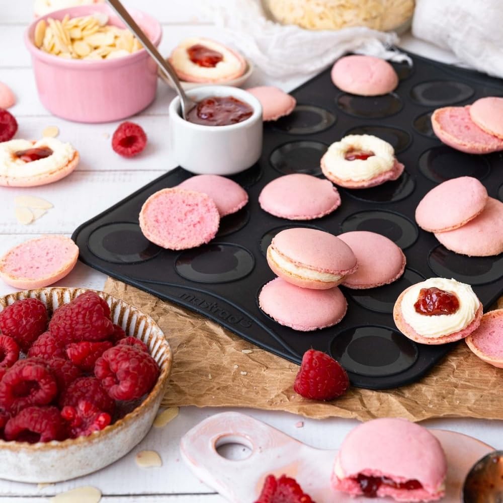 mastrad-f45514-feuille-de-cuisson-macarons-silicone-lot-de-2-25-empreintes-de-4- image 2