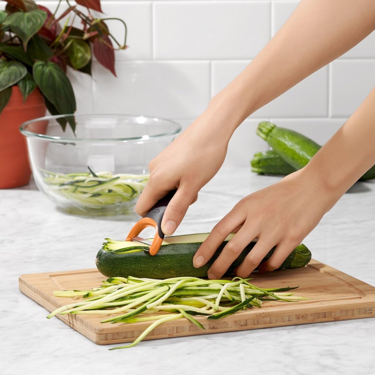 oxo-good-grips-set-de-3-plucheurs-l-gumes-droit-dentel-julienne-design-en-y-lame image 4