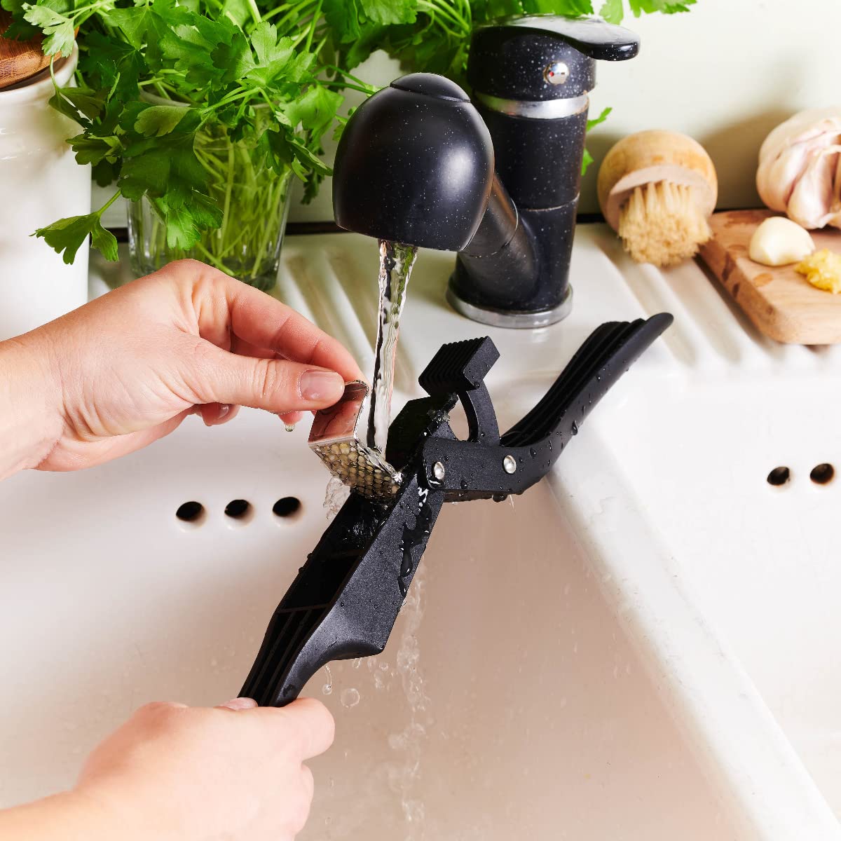 mastrad-presse-et-tranche-ail-2-en-1-inox-18-8-19-x-12-5-cm-noir-hachoir-multifo image 4