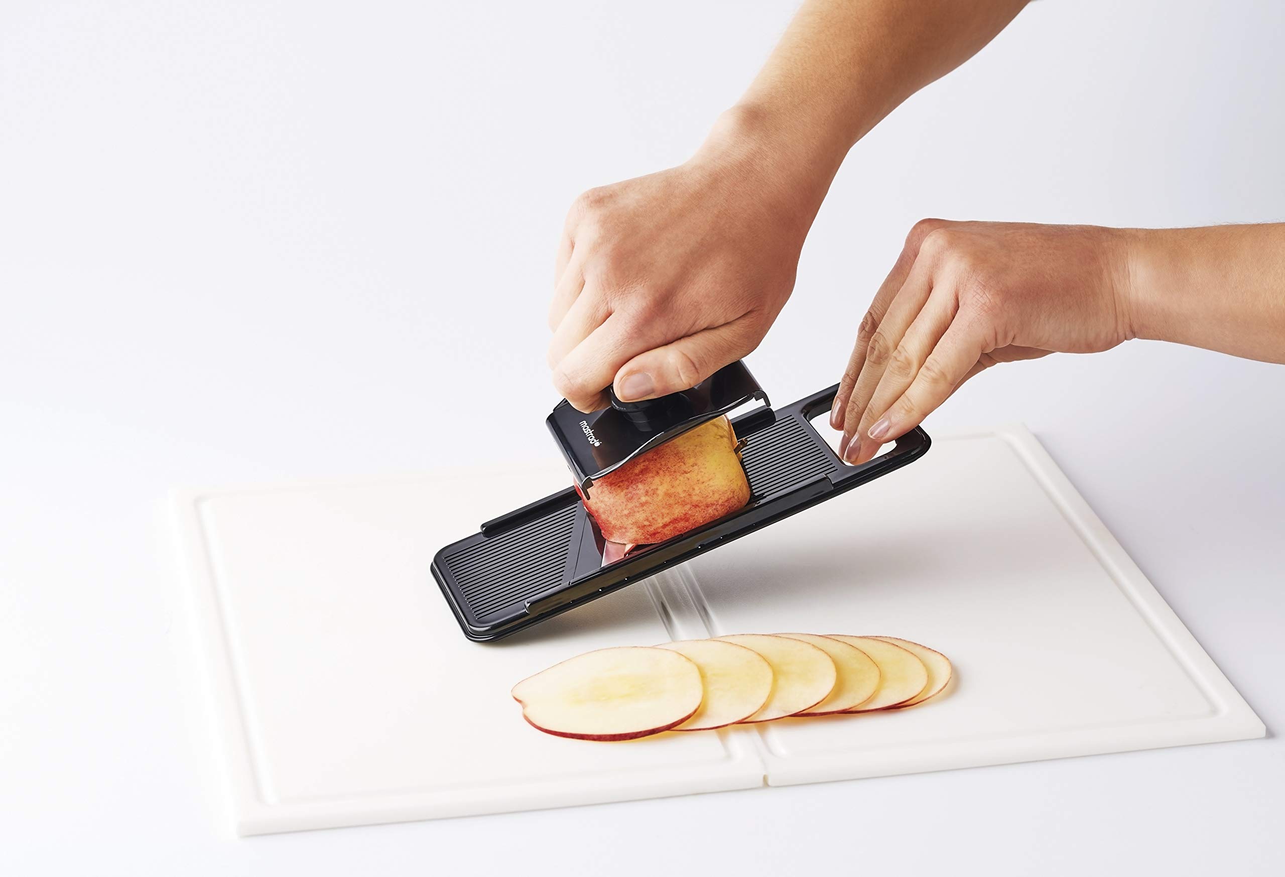 mastrad-mini-mandoline-noire-lame-fixe-inox-tranches-fines-et-r-guli-res-poussoi image 1